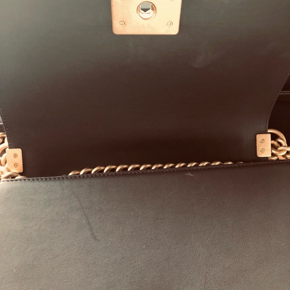 New CHANEL  Quilted Medium Boy Flap Shoulder Bag with Gold Chain. - Picture 10 of 13